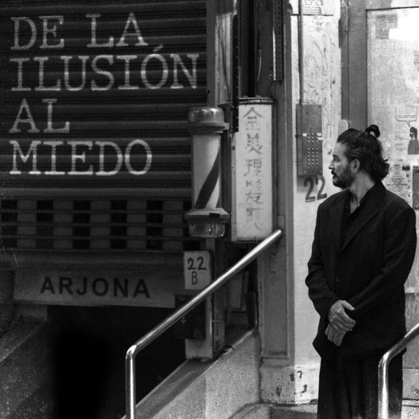 Imagen, foto o portada de De la Ilusión Al Miedo de Ricardo Arjona (Canción, 2021)