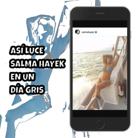 Salma Hayek se mostró bien relajada en traje de baño gris